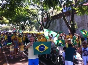 Manifestantes pró-impeachment saem em passeata, em Maringá, pela avenida Tiradentes até o Parque do Ingá